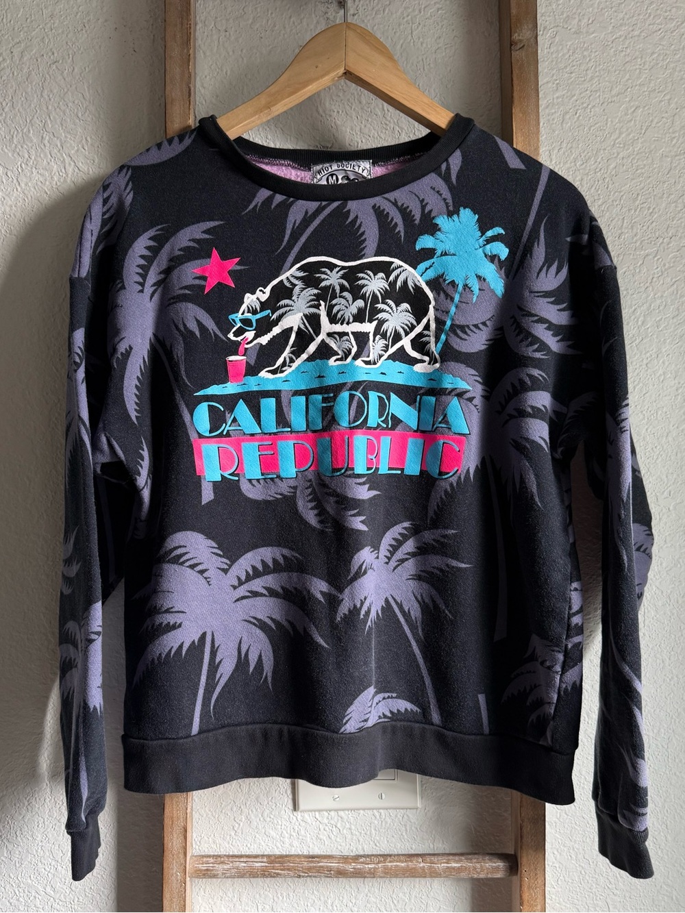 Riot Society California Republic Bear Graphic
Crewneck Sweatshirt Black Sz: Med